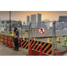 Panneau d’interdiction ISO 7010 « Piétons interdits » - P004 2