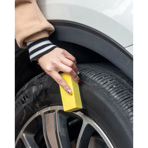 2 escovas em forma de “U” para limpeza e lavagem de pneus