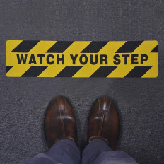 Adesivo antiscivolo giallo-nero con scritta "WATCH YOUR STEP" 2