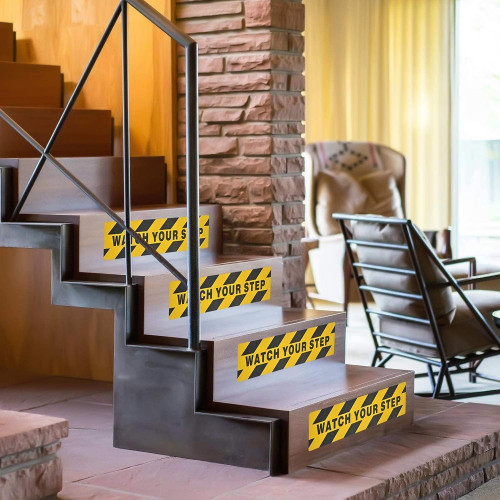 Adesivo antiscivolo giallo-nero con scritta "WATCH YOUR STEP"