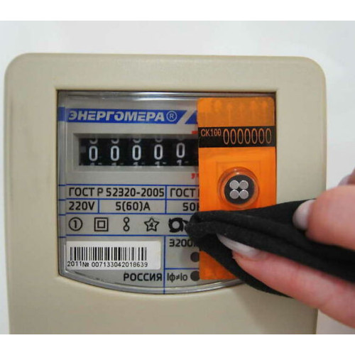 Adhesive tamper-proof magnetic field indicator for