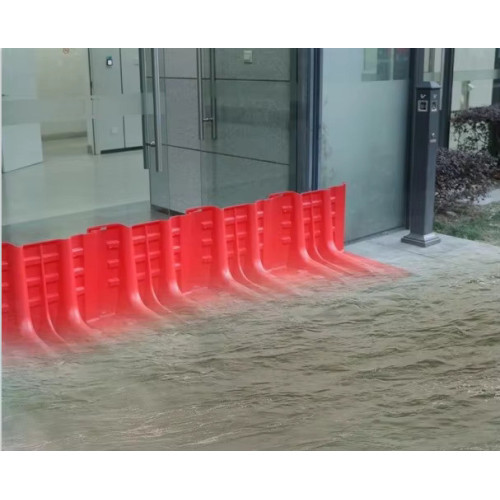 Barreiras reutilizáveis contra inundações de ruas em plástico