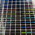 100 Etiquetas adesivas de selo holográfico de segurança e garantia de prata com ano atualizado - 15x15mm