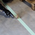 raspador profissional com rolo de madeira para a implantação de fita anti-derrapante