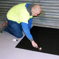 Professionelle Streichrolle mit Holzrolle, um Antirutschband auszurollen 2