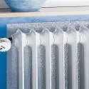 Pannello termoriflettente montato dietro un termosifone in ghisa