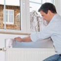 Colocación del panel termorreflectante detrás del radiador bajo la ventana