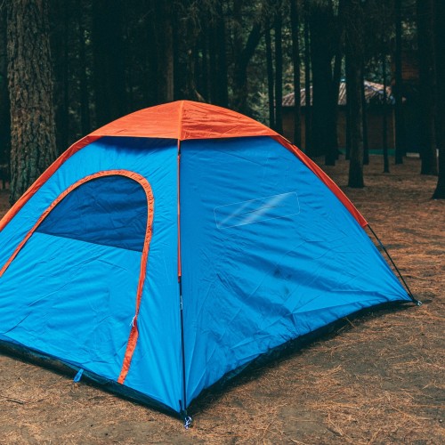 Tente de camping réparée avec le ruban transparent