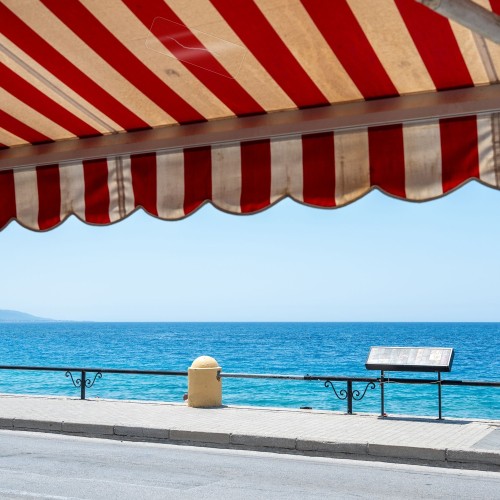 Store banne rayé réparé avec le ruban transparent