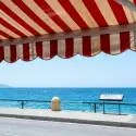Tenda da sole a righe riparata con il nastro trasparente