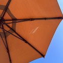 Parasol réparé avec le ruban transparent, vu de dessous