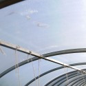 Tunnel visto da dentro: la toppa trasparente sul telo contro il cielo