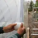 Il nastro si applica a mano sul telo della serra