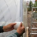 Le ruban se pose à la main sur la bâche de la serre