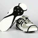Les 5 pointes en acier sous la semelle de la chaussure