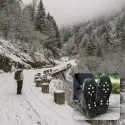 Strada di montagna innevata e ghiacciata