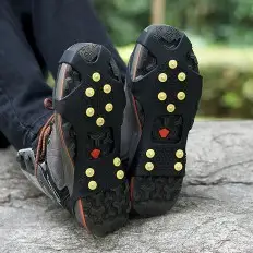 Ramponcini da montagna con 10 denti in acciaio sugli scarponi