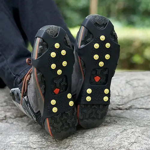 Ramponcini da montagna con 10 denti in acciaio sugli scarponi