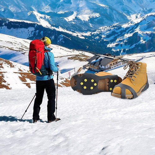 Escursionista con i ramponcini su un sentiero innevato