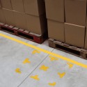 Raster aus Palettenstellplätzen mit gelben Winkeln, T und Kreuz im Lager