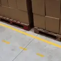 Flechas amarillas que indican el sentido de la marcha en el almacén