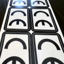 Étiquettes CE sur la planche