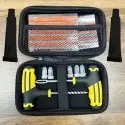 Custodia aperta del kit riparazione pneumatici con attrezzi, strisce e tappi