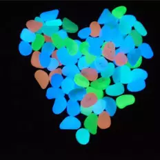Galets phosphorescents multicouleur en résine qui s’allument