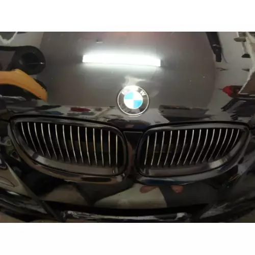 Pellicola adesiva nero lucido per car wrapping e tuning auto e