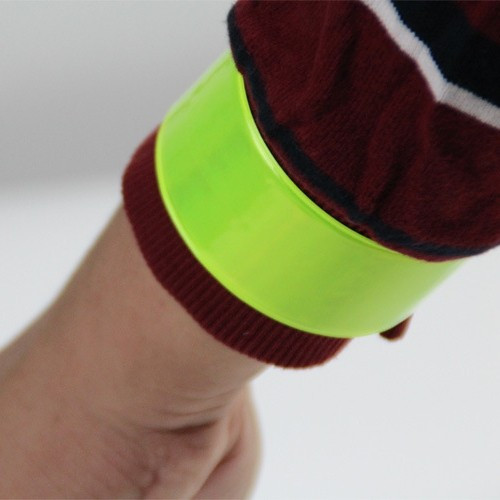 Fascia rifrangente/fluorescente da polso o caviglia a scatto in