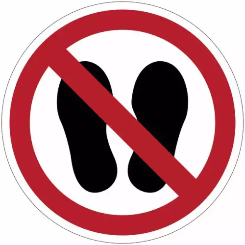 Cartelli di divieto ISO 7010 “Non entrare con le scarpe” - P024