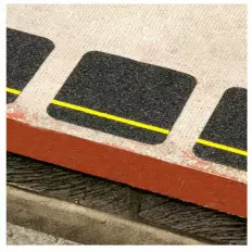 2 quadrati adesivi neri antiscivolo con banda gialla