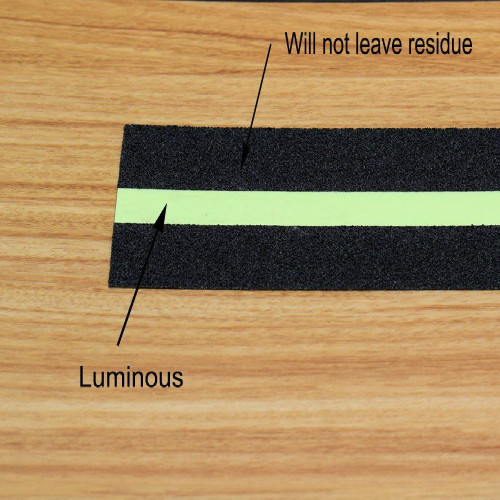Fita adesiva antiderrapante preta com uma linea fosforescente -