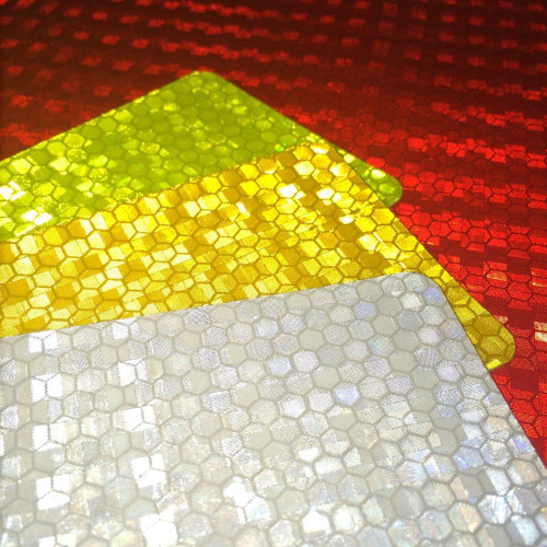 Pelicula adesiva refletiva em alta intensidade em material PET