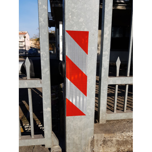 Tiras adhesivas reflectantes de 3M ™ para residuos y papeleras