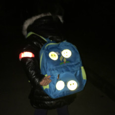 Llavero colgante sonrisa reflectante ideal para mochilas