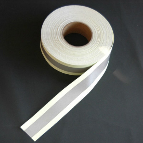 Lumineszierendes Nähband mit brechendem Band in der Mitte von