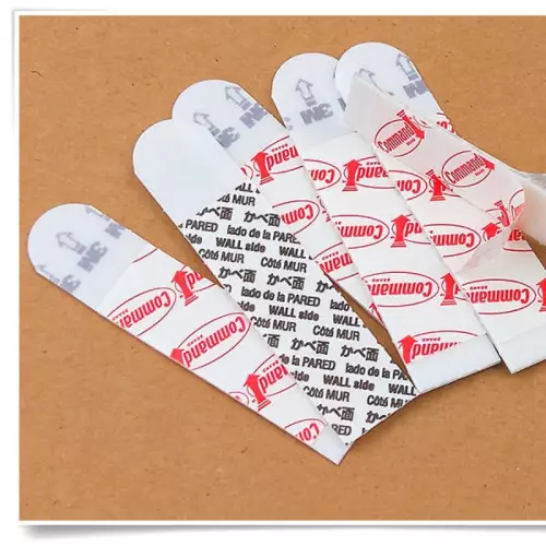 Strisce biadesive COMMAND™ by 3M per quadri e poster in 3