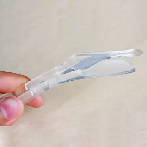 Pince à scalpel transparente pour des coupes de précision