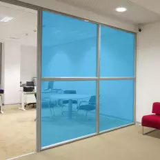 Película transparente adhesiva coloreada para ventanas en 8 2