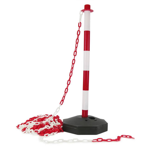 Conjunto de carreteras con postes de plástico y cadena para