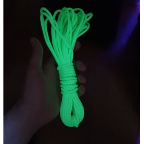 Corde phosphorescente émettant une lueur verte dans l'obscurité