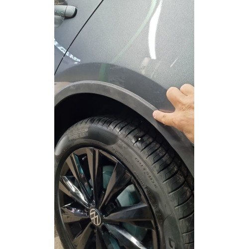 Protective adhesive rubber arc seal for car fender wheel arch