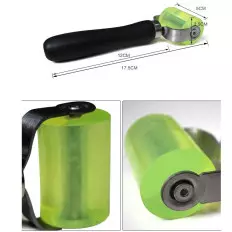 Roller for applying soundproofing panels for car insulation