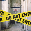 Gelb/schwarzes Warnband Baustellen mit "DO NOT ENTER"
