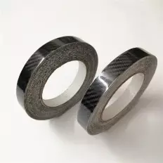 Banda adhesiva en vinilo efecto fibra de carbón – 50 mm x 5 m 2