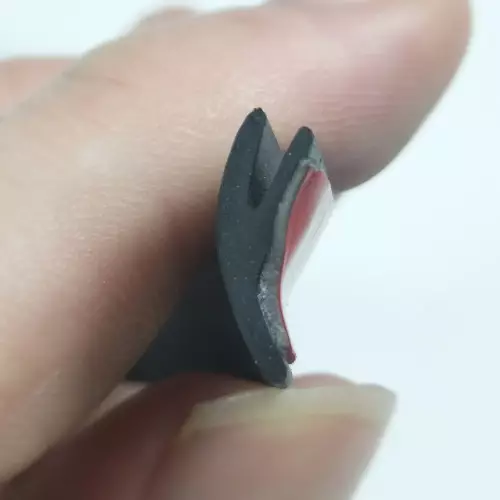 Joint d’étanchéité en caoutchouc adhésif pour lunette arrière