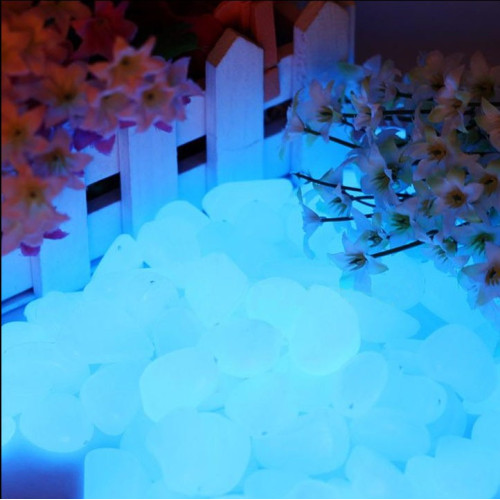 Leuchtende Steine ​​aus photolumineszierendem Harz in Blue Sky